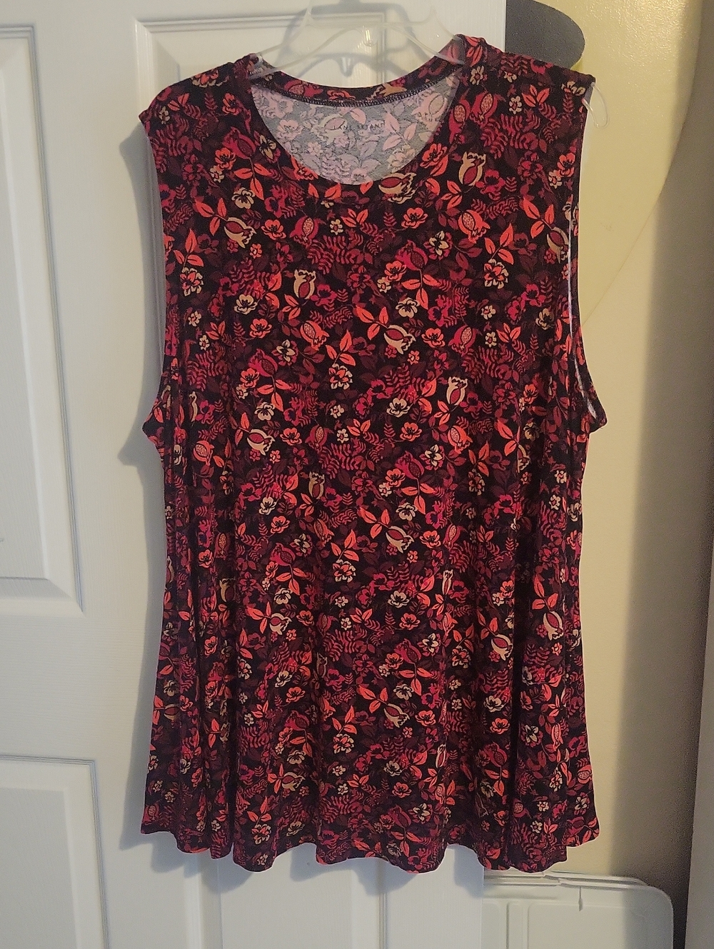 Lane Bryant Flowy Sz22/24 Black Tunic Pullover Tank with Red,Tan Floral Print